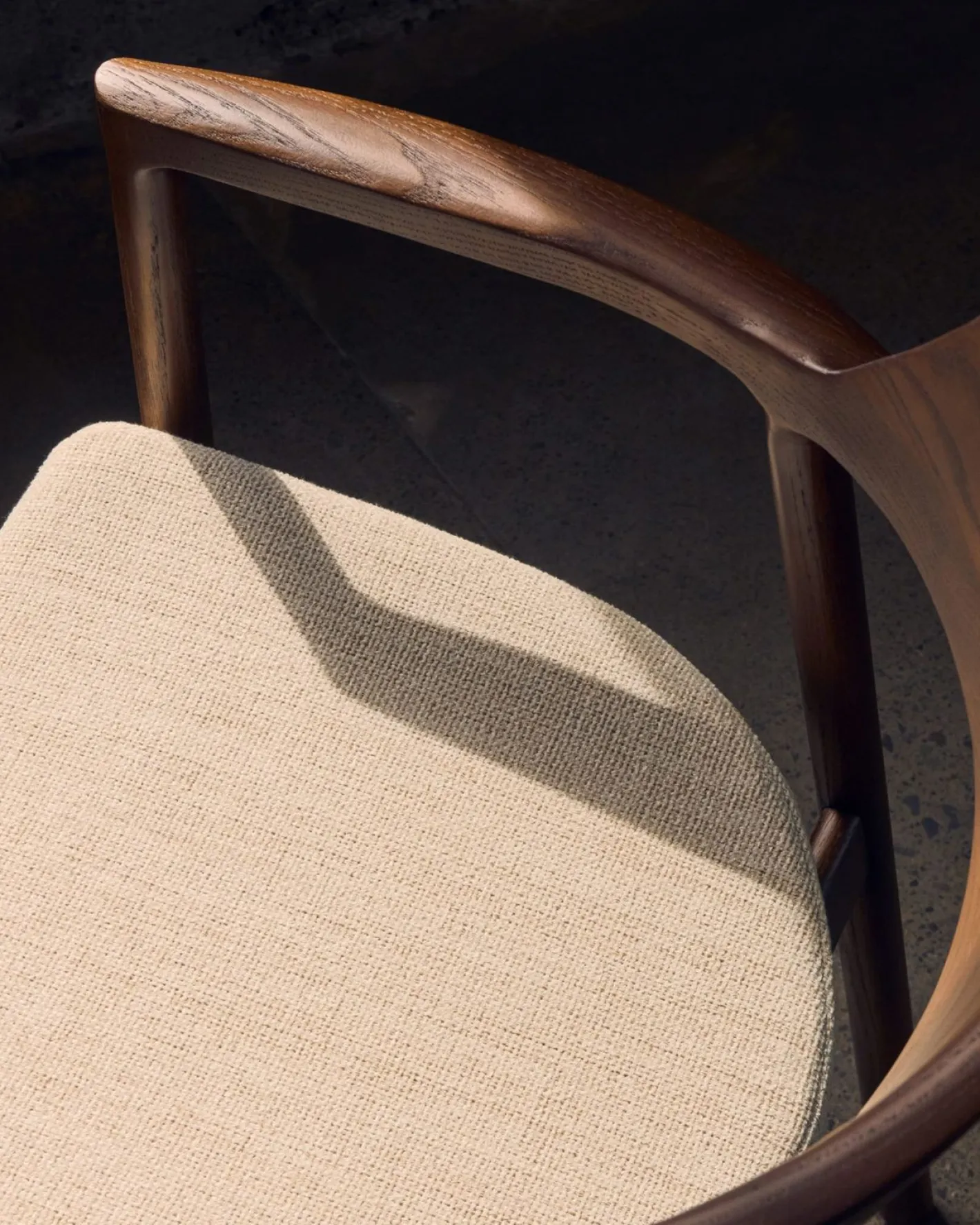 New Kave Home Alocs Eetkamerstoel Beige, Walnoot