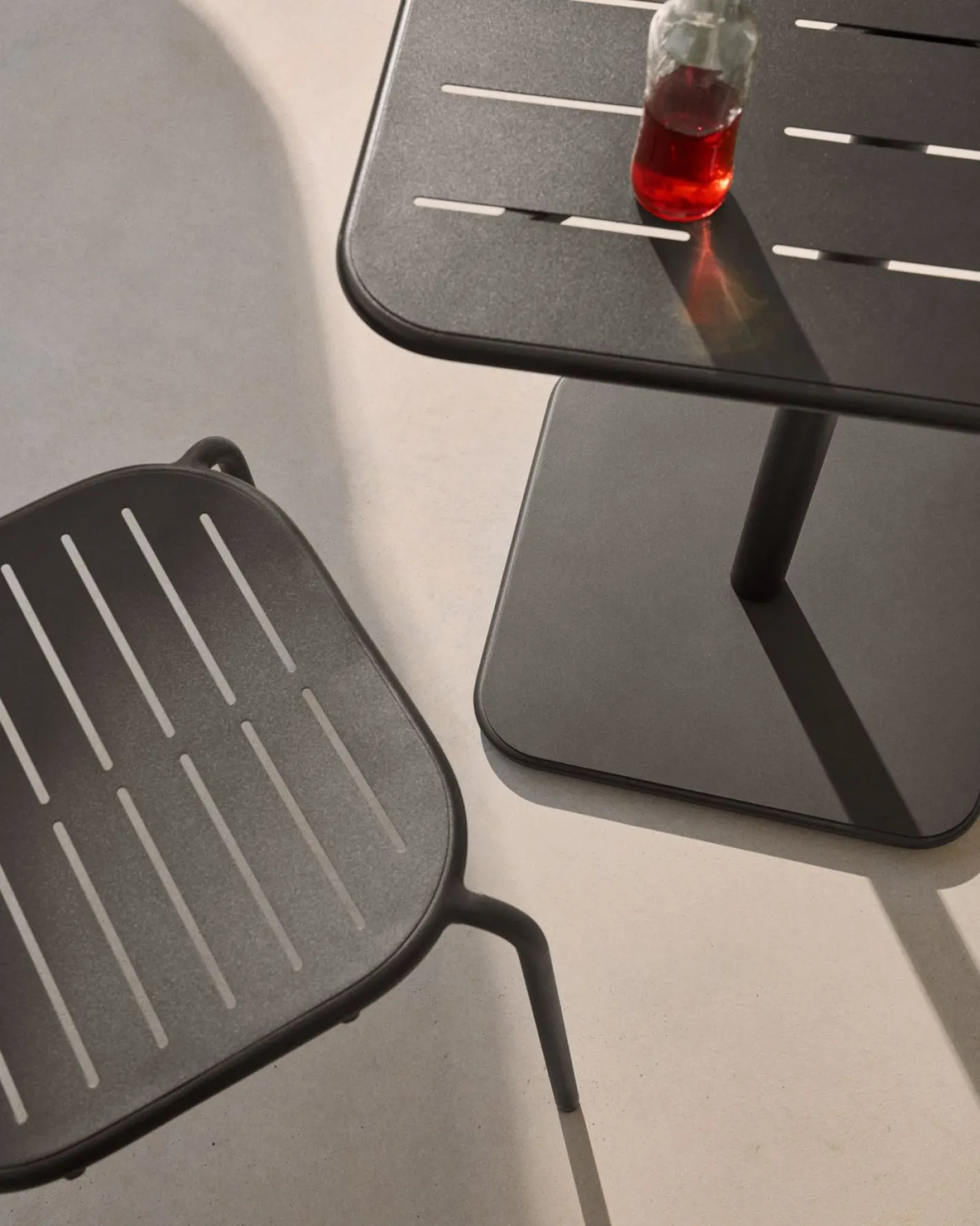 Hot Kave Home Brai Outdoor Bistrotafel Donkergrijs