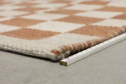 Best Zuiver Checker Vloerkleed Terra, Wit