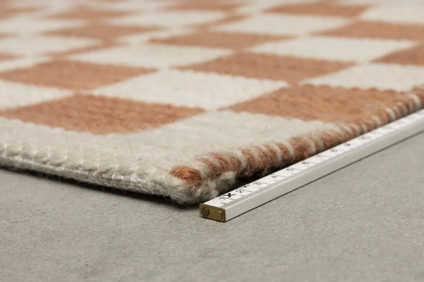 Best Zuiver Checker Vloerkleed Terra, Wit