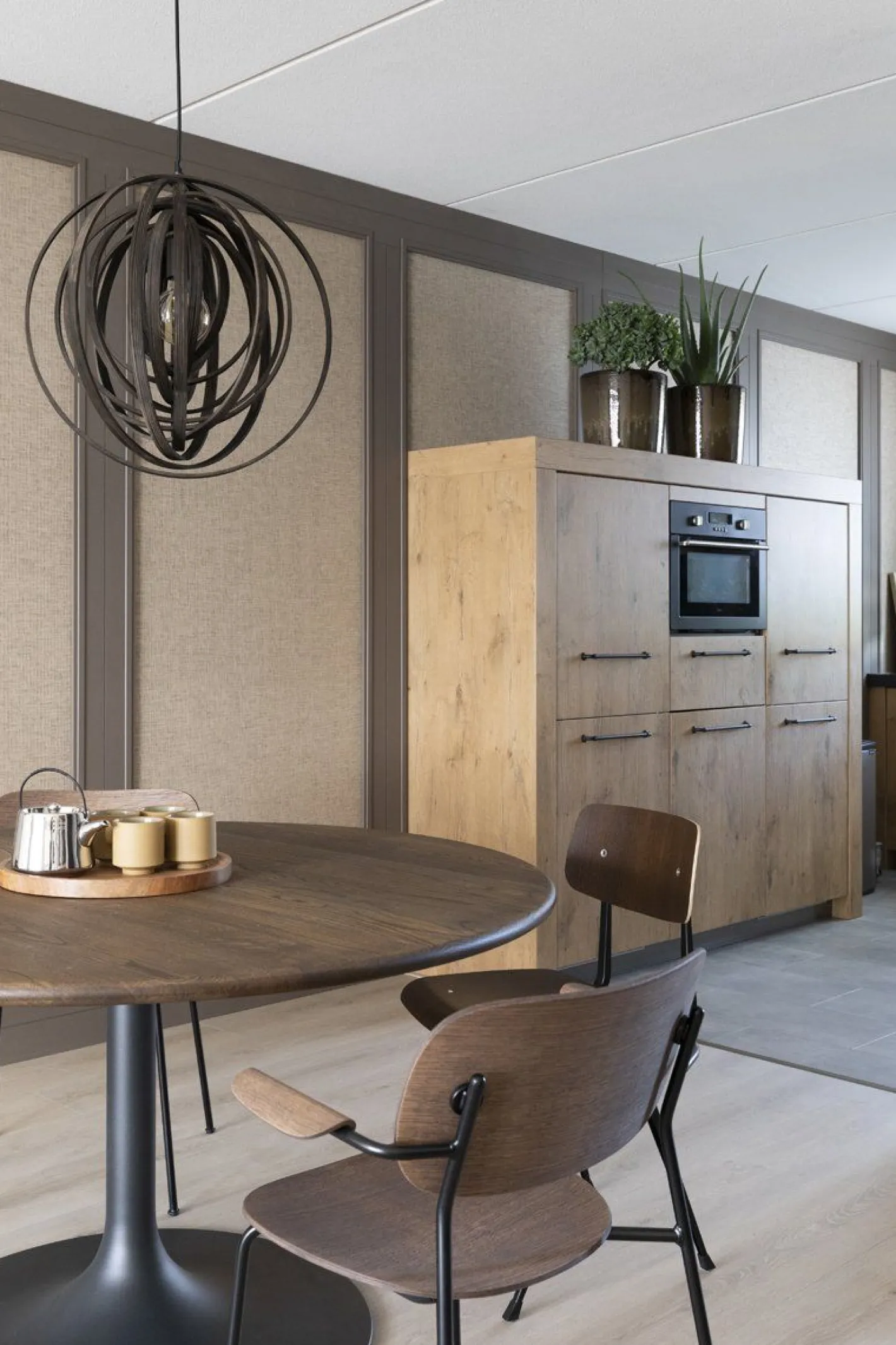 Best Artifort Clarion Eettafel Bruin