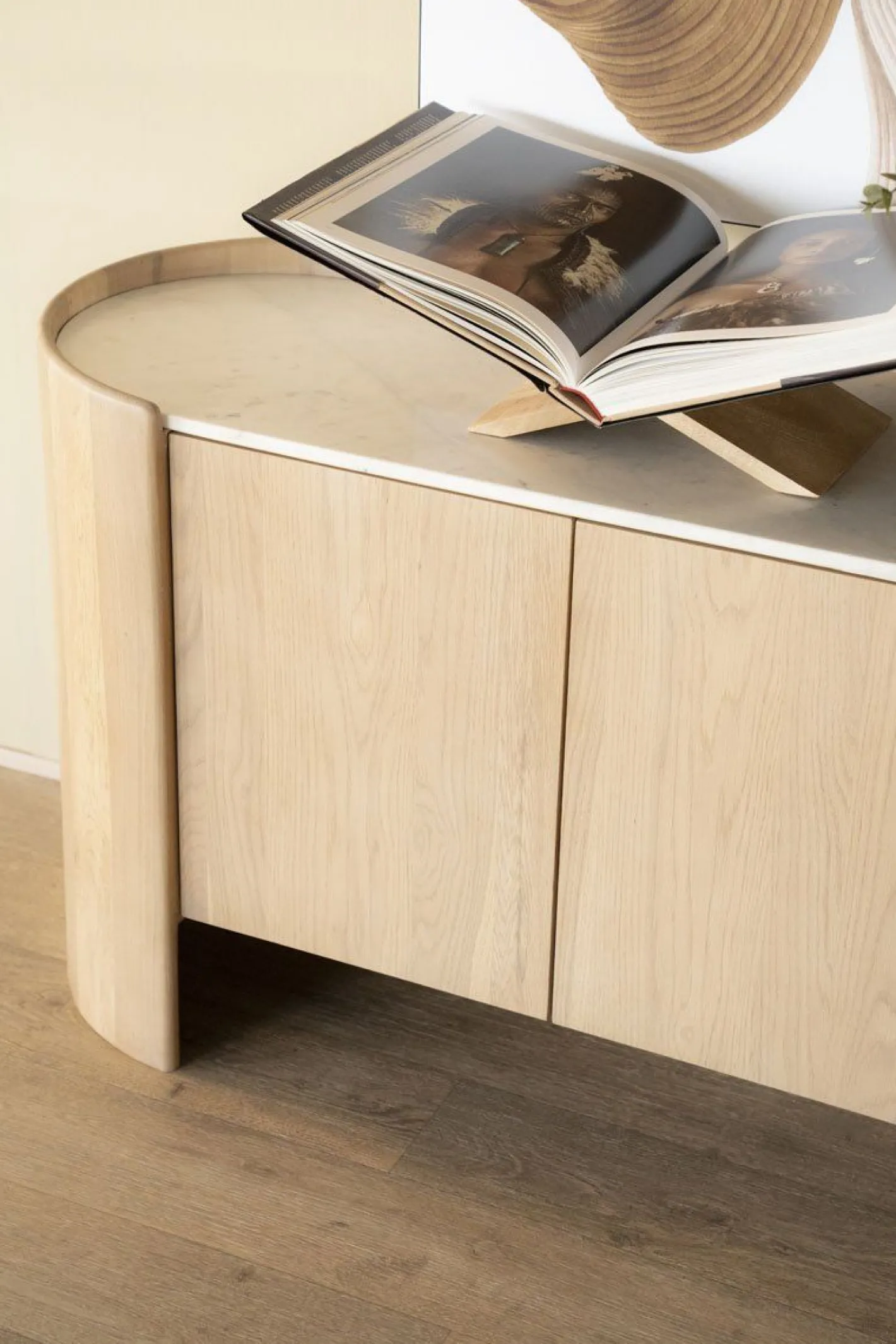 Hot Eleonora Don Dressoir Bruin