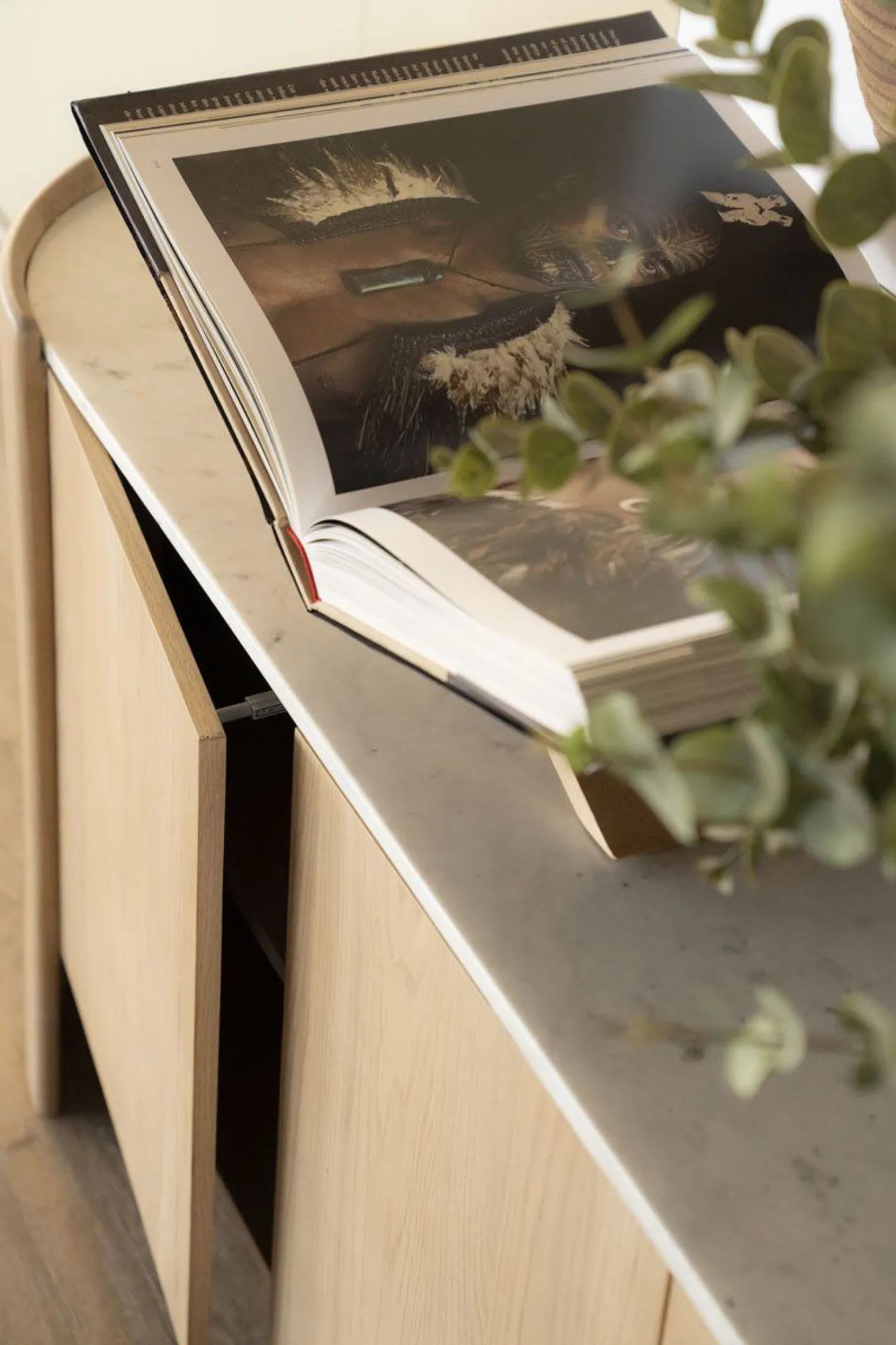 Hot Eleonora Don Dressoir Bruin