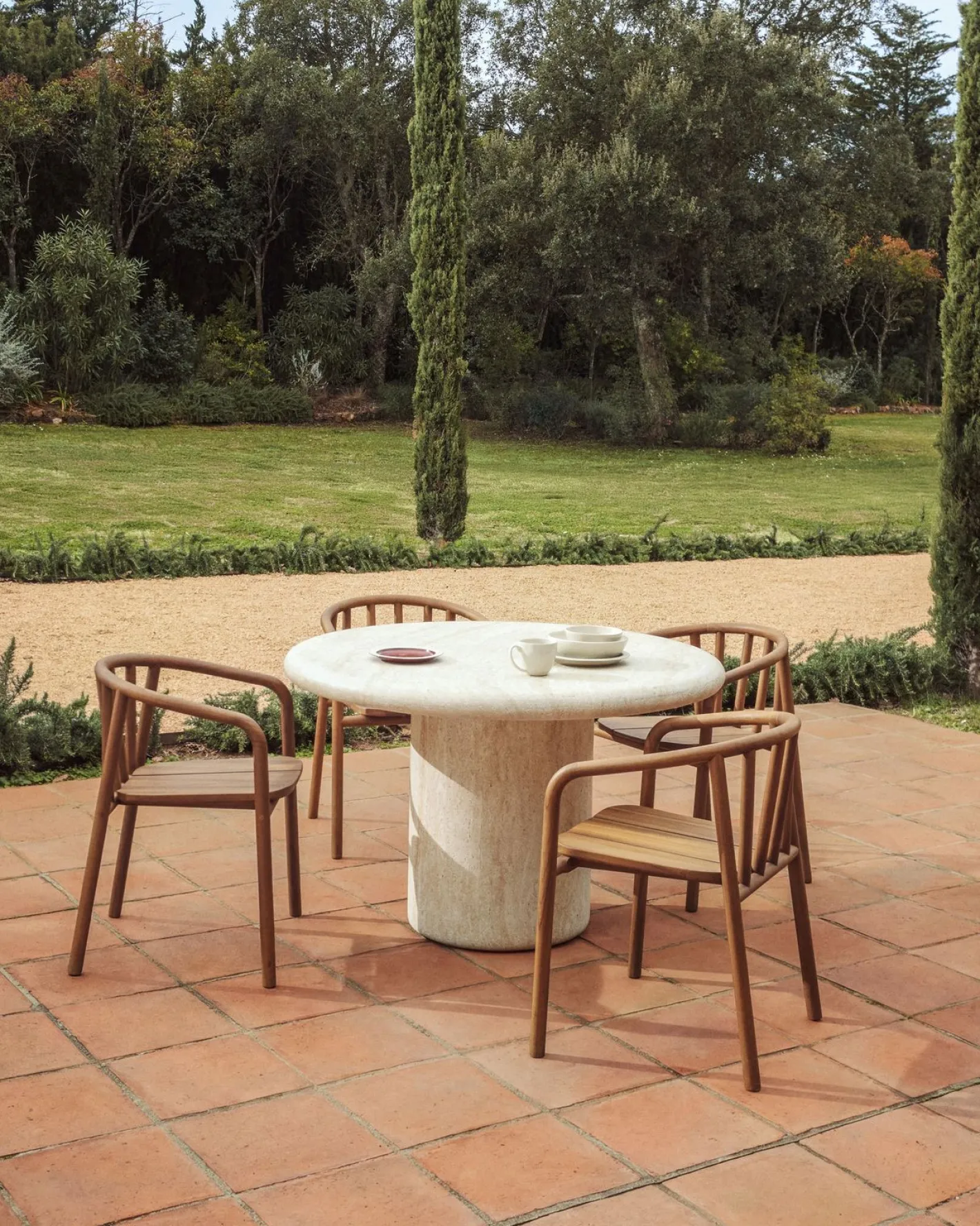 Kave Home Drasi Outdoor Eettafel Beige, Wit, Ecru