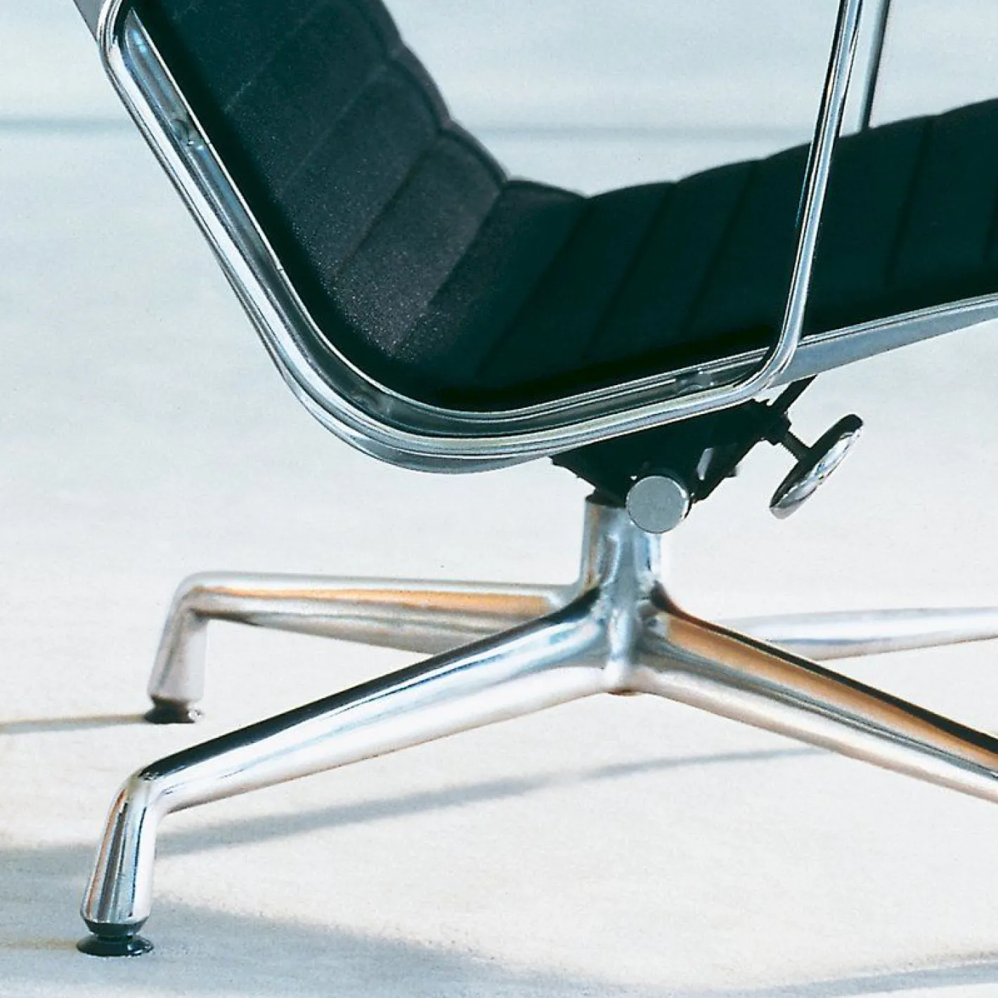New Vitra Eames EA 124 Fauteuil Zwart