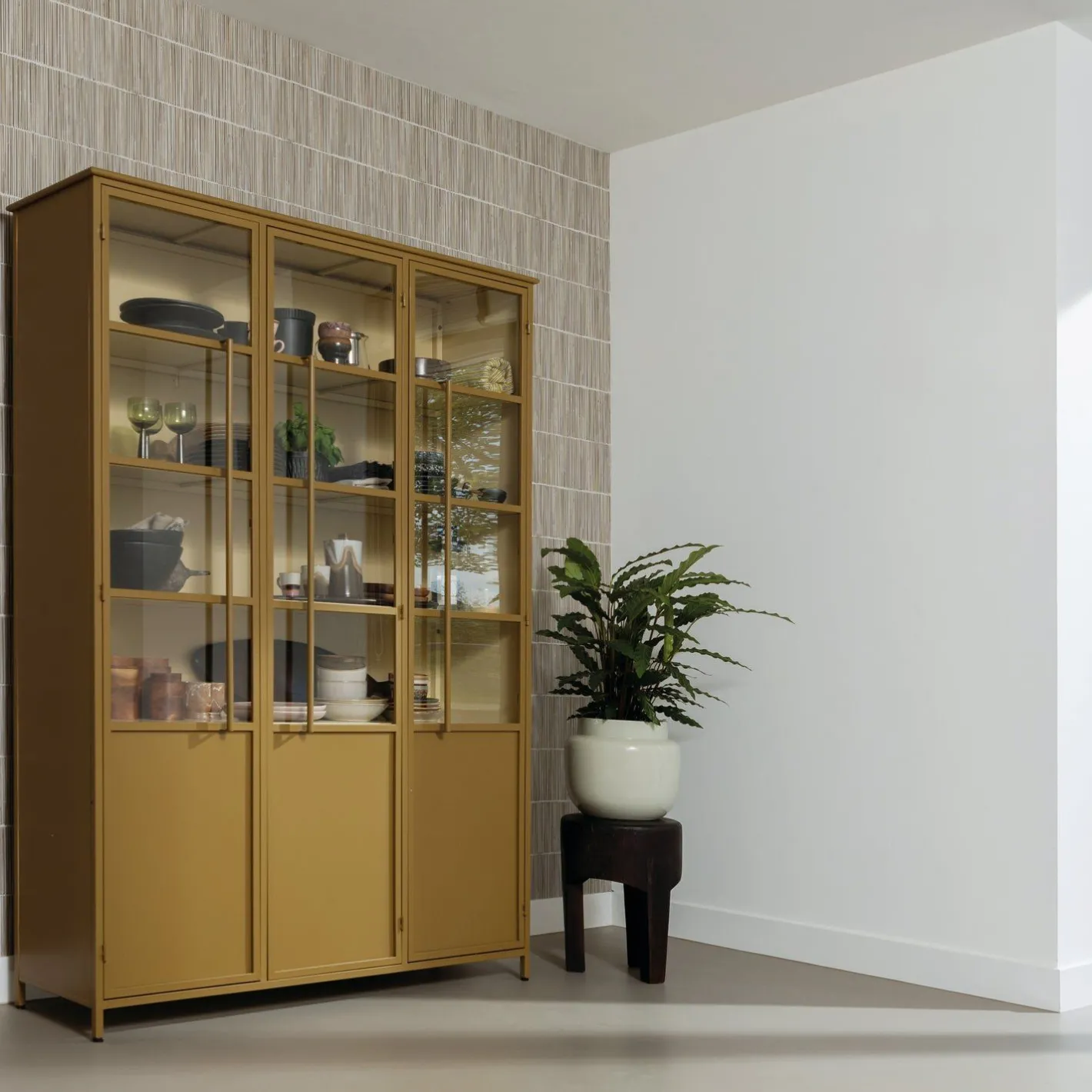 New WOOOD Exhibit 3-deurs Vitrinekast Honey Yellow
