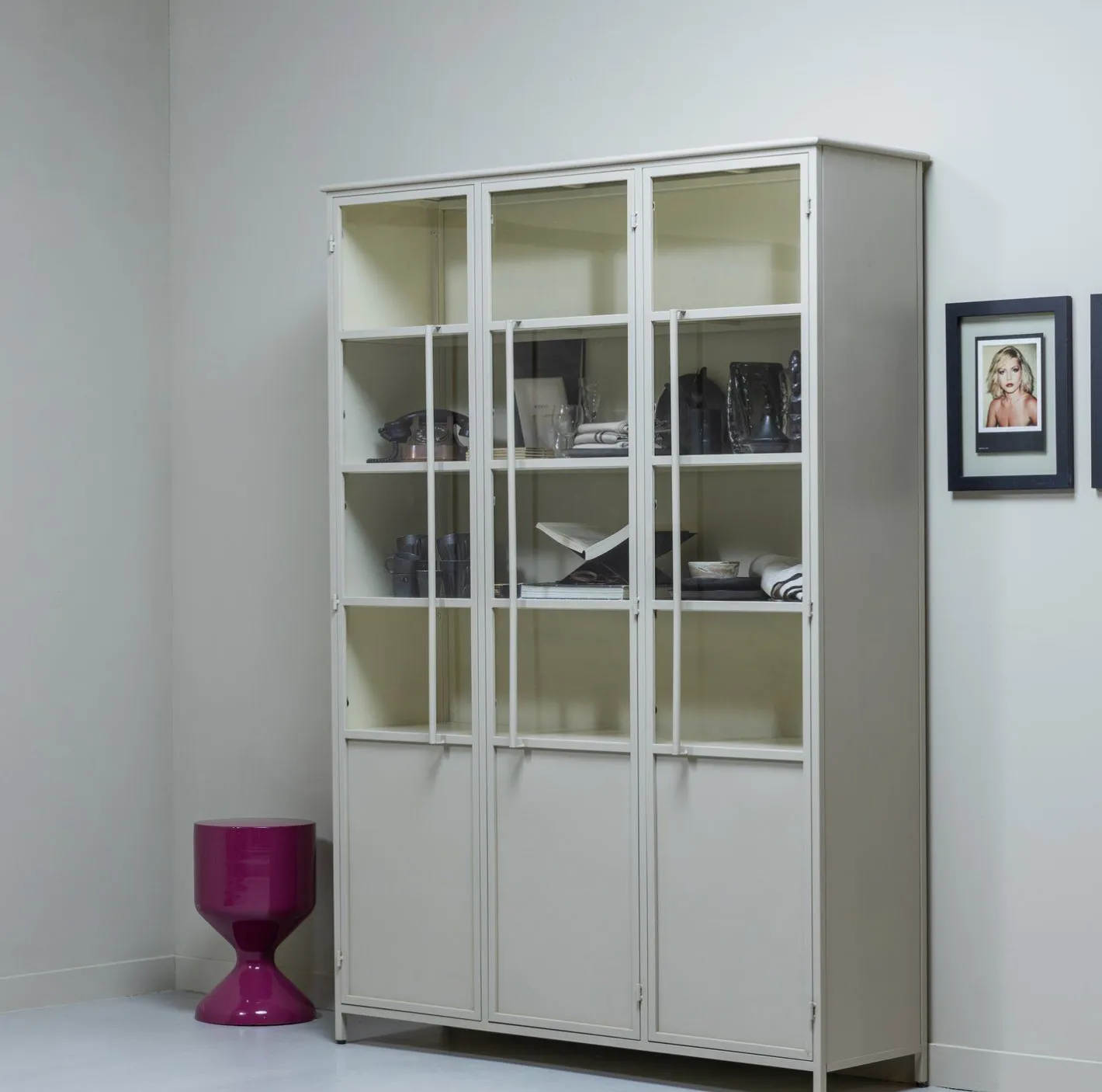 Online WOOOD Exhibit 3-deurs Vitrinekast Sand