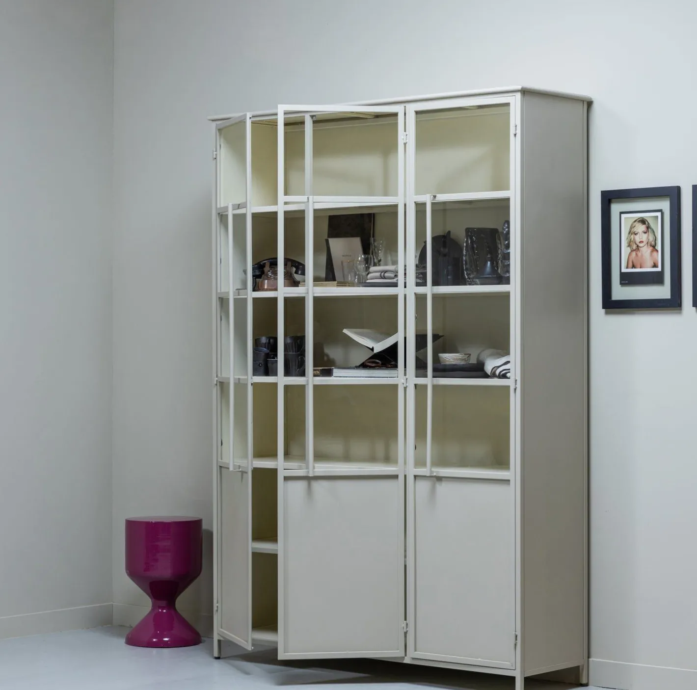 Online WOOOD Exhibit 3-deurs Vitrinekast Sand