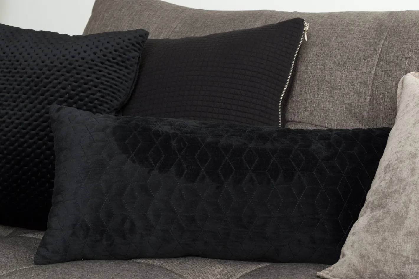 Outlet Zuiver Iris Sierkussen Black