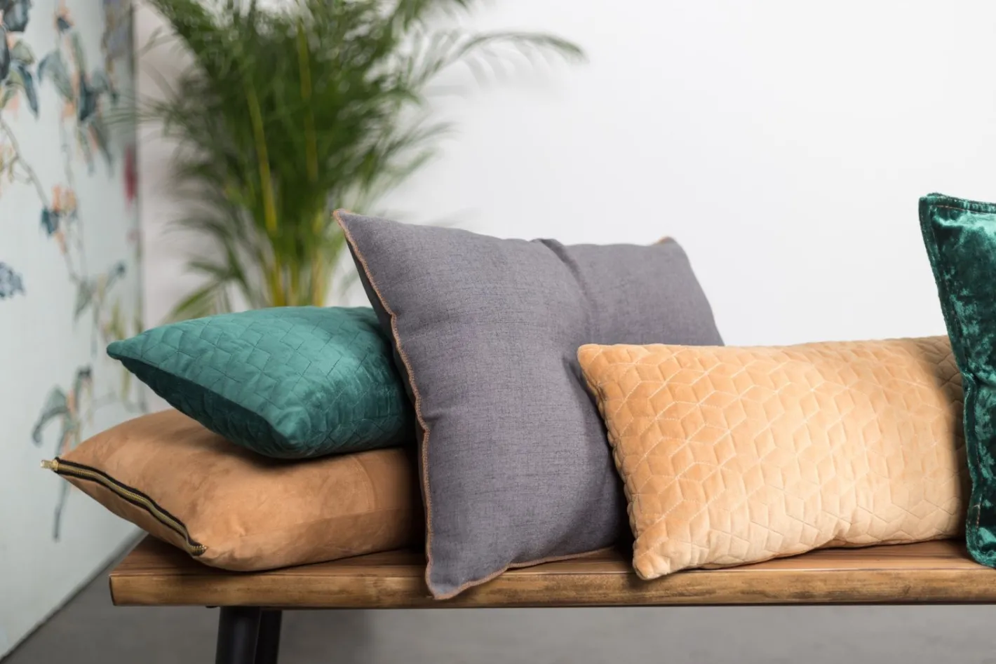 Outlet Zuiver Iris Sierkussen Dark Green