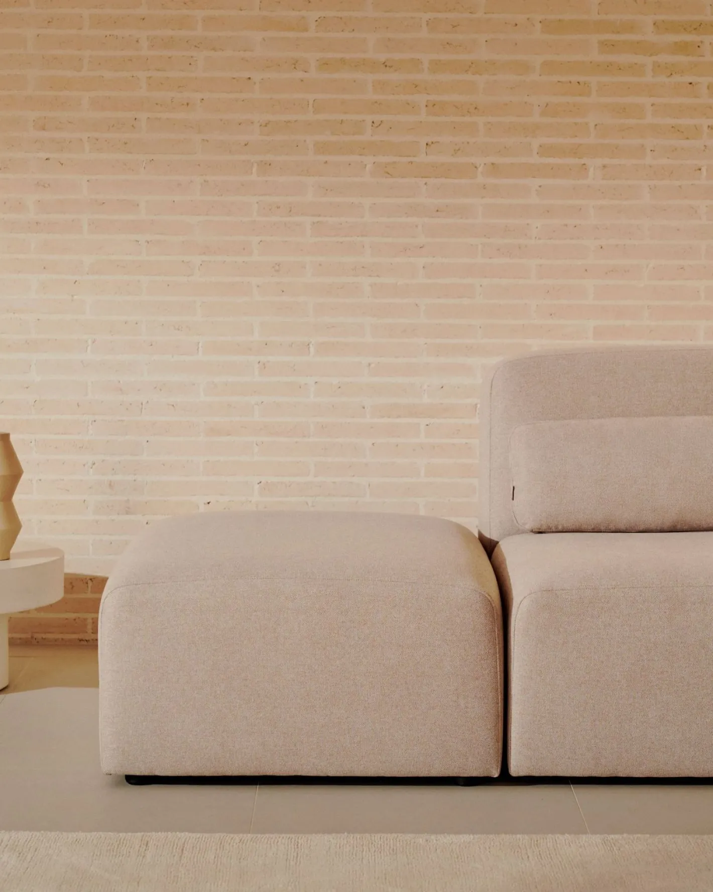 New Kave Home Neom Groot Hocker Beige