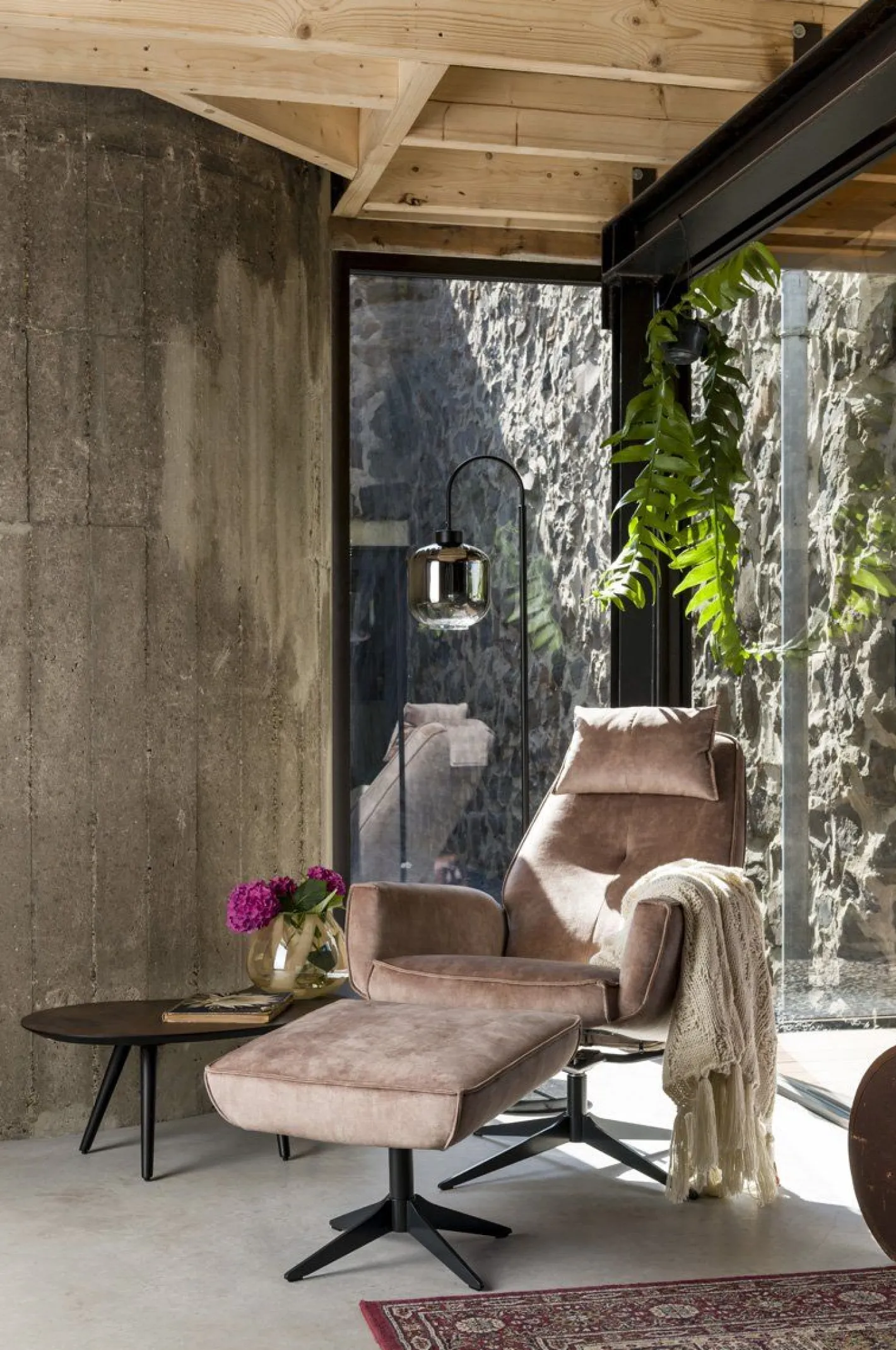 Hot Henders en Hazel Salerno Hocker Camel