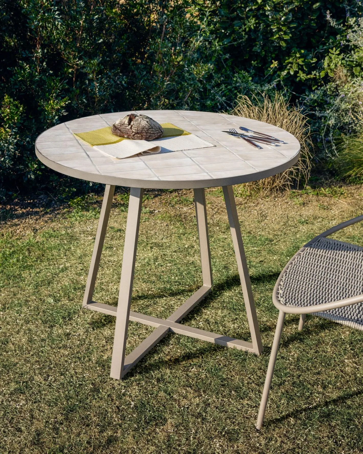 New Kave Home Tella Outdoor Bistrotafel Beige