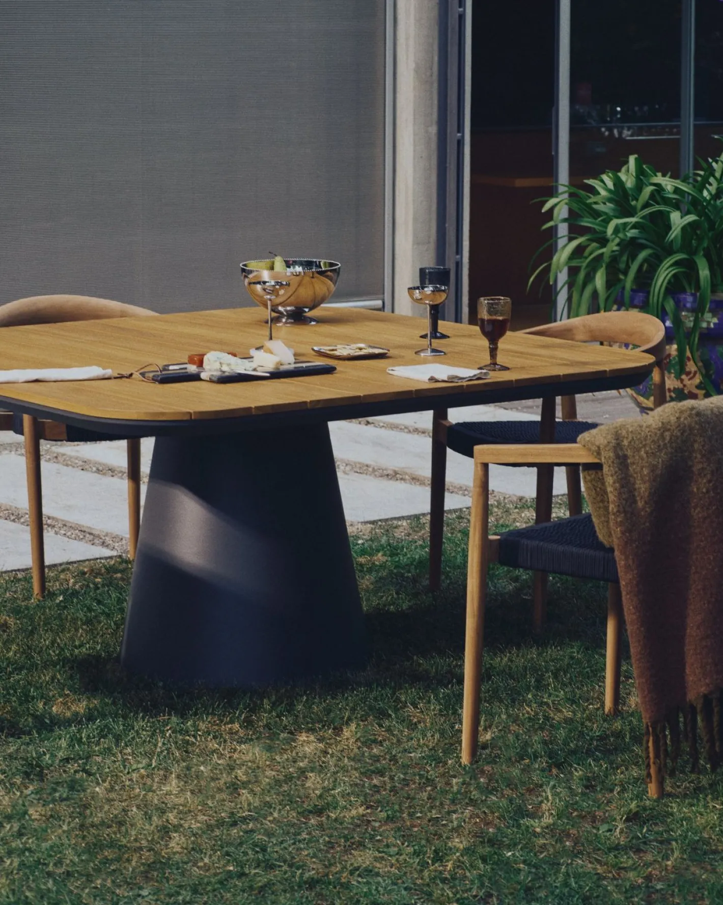 New Kave Home Tudons Tuintafel Grijs