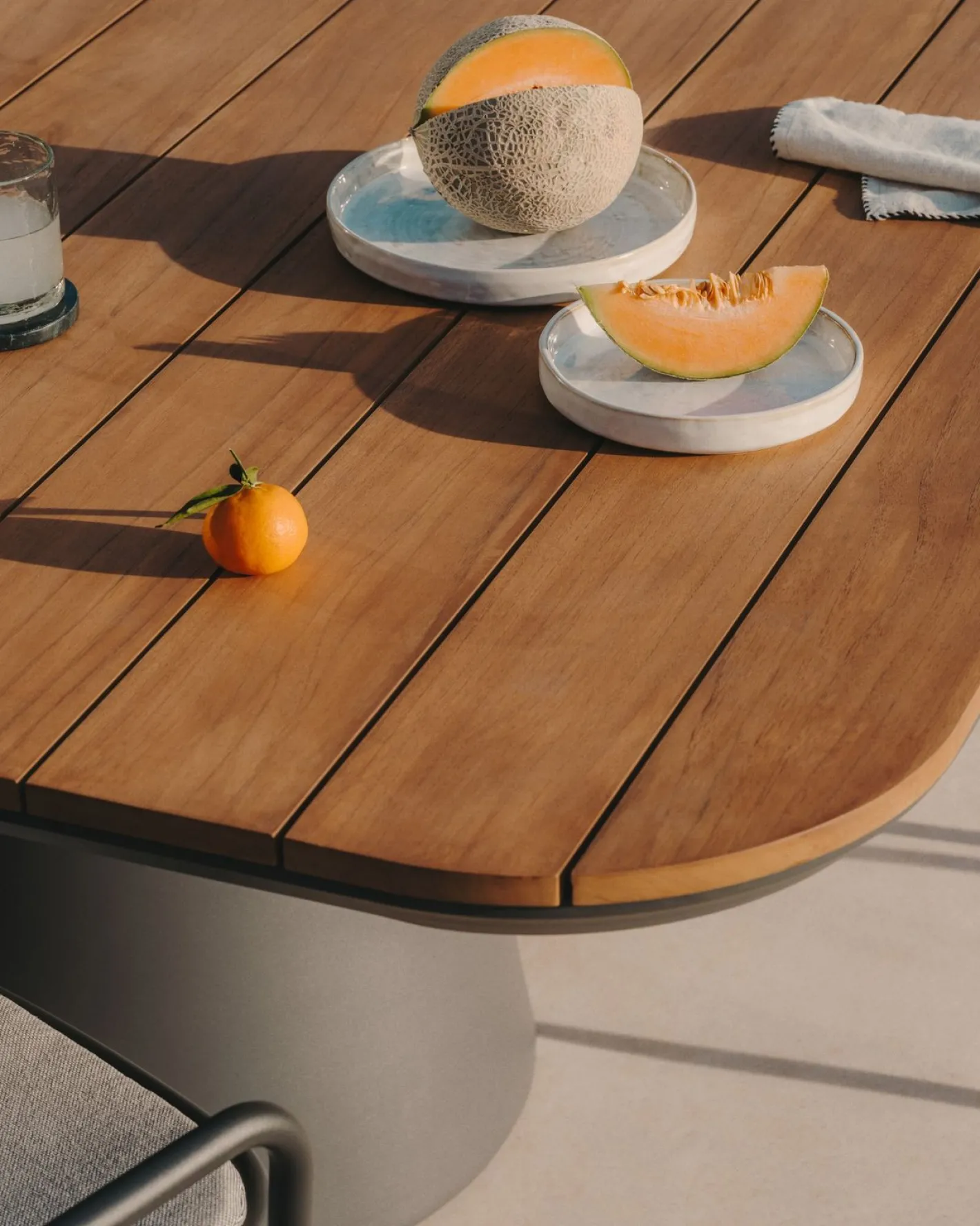 New Kave Home Tudons Tuintafel Grijs