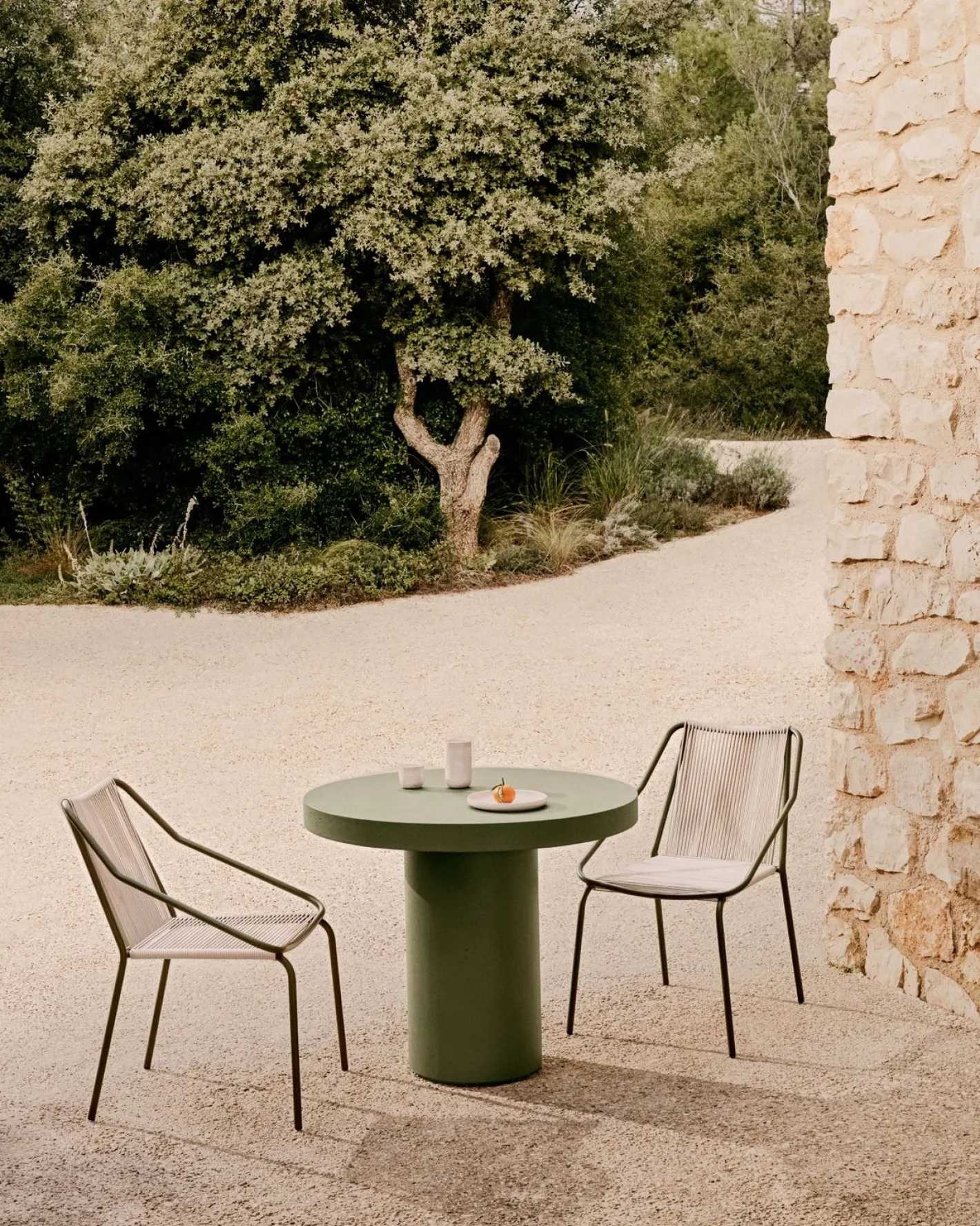 Kave Home Zivia Tuinstoel Donkergroen, Beige
