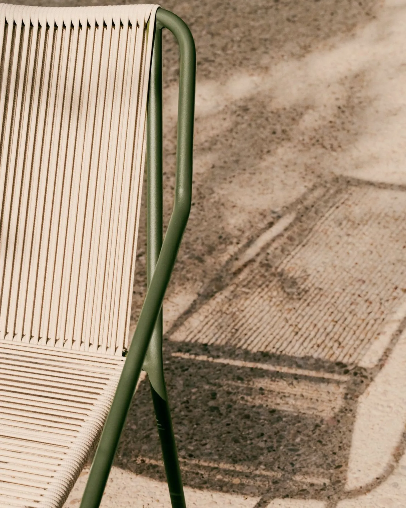 Kave Home Zivia Tuinstoel Donkergroen, Beige